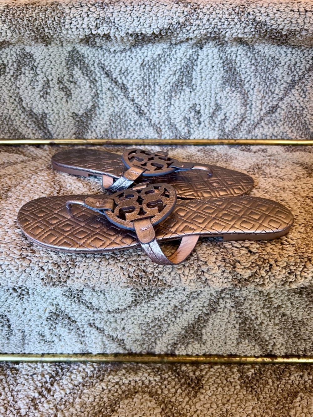 EUC Tory Burch Miller Quilted Thong Sandals in Metallic Pewter Gray Size 11 - Picture 3 of 6